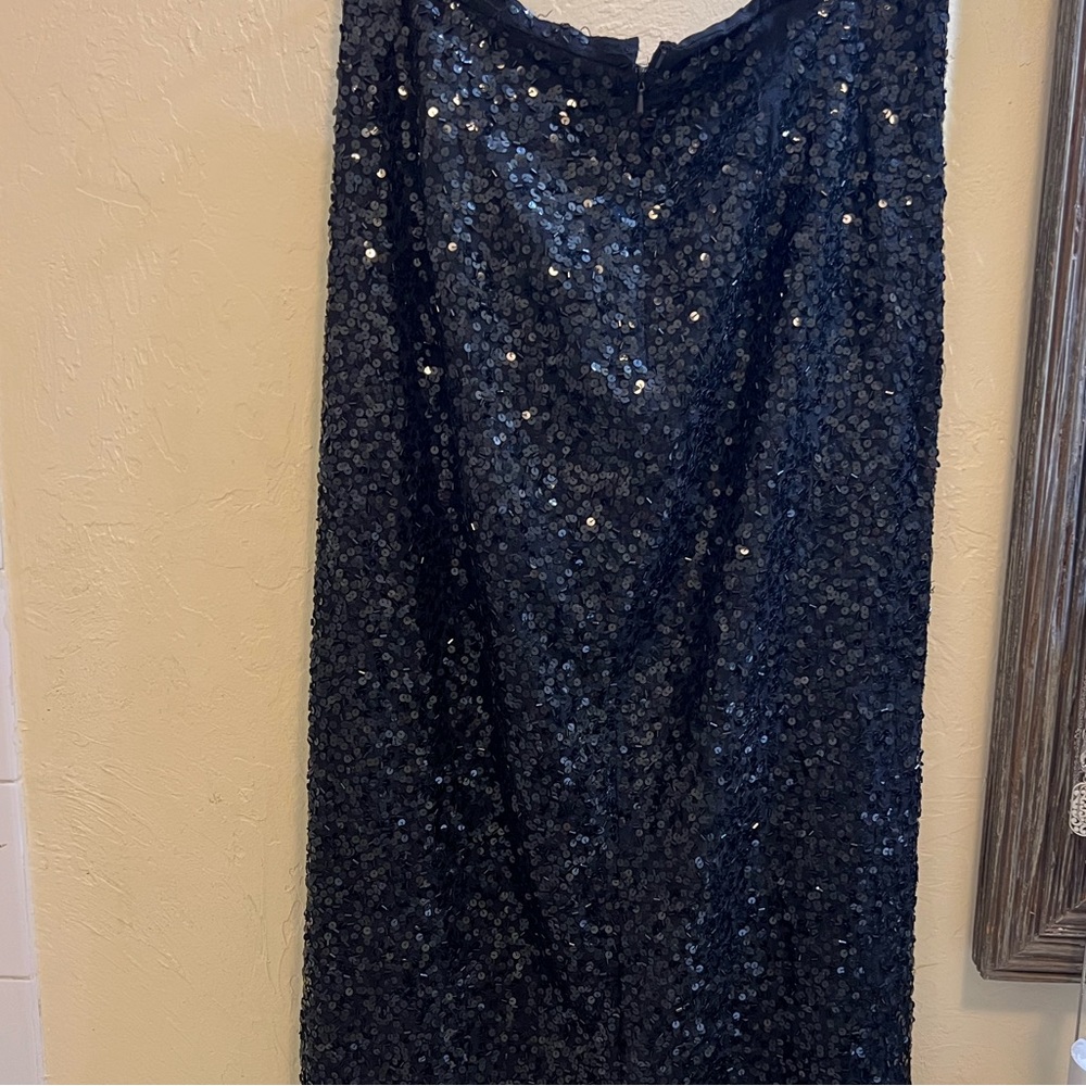 Holiday skirt
Gorgeous black sequin skirt for any holiday party.
